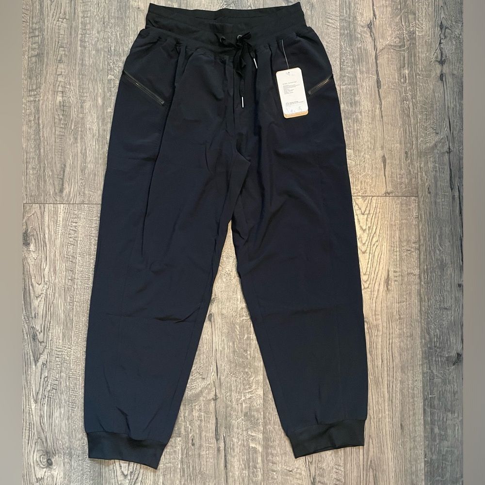 Active joggers with zipper pockets